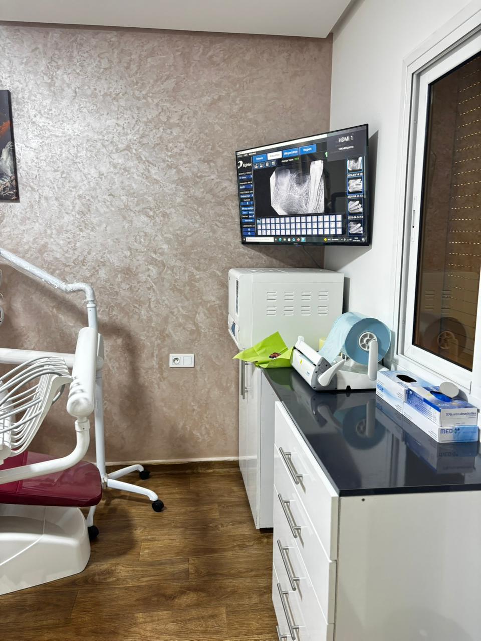 Salle de soins avec écran radiologique
